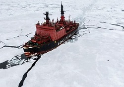 فیلمی از یک کشتی یخ شکن غول آسا