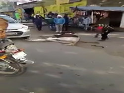 سقوط خودرو به داخل رودخانه به دلیل صحبت کردن راننده با تلفن همراه + فیلم