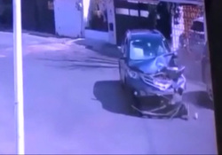 پرت شدن راننده زن از خودرو پس از رانندگی مصیبت بار در خیابان + فیلم