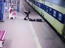 زنده ماندن مرد سر به هوا پس از تصادف با قطار + فیلم
