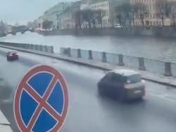 سقوط خودرو به داخل رودخانه به دلیل صحبت کردن راننده با تلفن همراه + فیلم