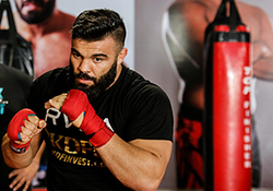 تحریمی که سد راه قهرمان ایرانی نشد/ تمرینات امیرعلی اکبری پس از خط خوردن ناجوانمردانه نامش از UFC + فیلم