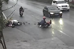 تصادف شدید پلیس موتورسوار حین تعقیب یک سارق + فیلم