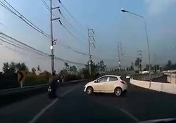 تصادف شدید پلیس موتورسوار حین تعقیب یک سارق + فیلم