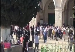 حمله نظامیان رژیم صهیونیستی به نمازگزاران فلسطینی در مسجد الاقصی + فیلم