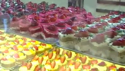 فروش شیرینی با روکش طلا در یکی از جشنواره‌های معروف + فیلم