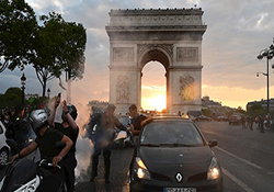 هو شدن ماکرون در رژه روز استقلال فرانسه +فیلم