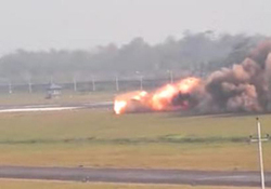 سقوط جنگنده اف-۱۸ آمریکا در حاشیه بزرگراه + فیلم