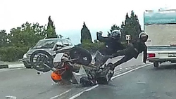 تصادف‌های وحشتناک موتورسواران در کورس خیابانی + فیلم