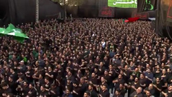 لحظه بر افراشته شدن پرچم سیاه عزا بر فراز گنبد مطهر حرم امام حسین (ع) + فیلم