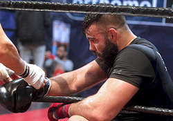 تمرینات امیر علی اکبری برای حضور در سازمان‌هایی به جز UFC + فیلم
