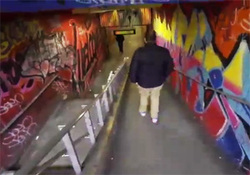 زنده ماندن معجزه آسای یک مرد پس از افتادن به زیر مترو + فیلم