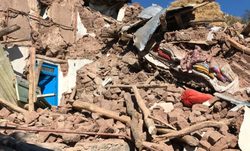 تخریب خانه دو طبقه در آبادان بر اثر انفجار گاز + فیلم