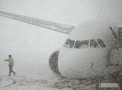 تیک آف هواپیما در دمای ۳۵ درجه زیر صفر + فیلم
