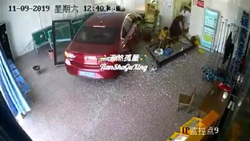 سقوط خودرو به داخل گودال پس از نشست ناگهانی خیابان + فیلم