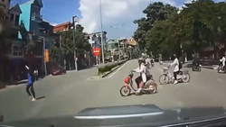 تصادف زن موتورسوار با خودروی پارک شده در کنار خیابان + فیلم