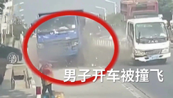 برخورد وحشتناک کامیون و اتوبوس در تقاطع خیابان + فیلم