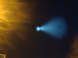نور خیره‌ کننده یک شهاب سنگ هنگام عبور از آسمان روسیه + فیلم