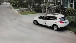 کله معلق زدن موتورسوار زن پس از تصادف با ون + فیلم