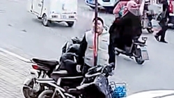 دزدی که به کاهدان زد/ شلیک پلیس به سارقی که قصد دزدیدن ماشینش را داشت + فیلم