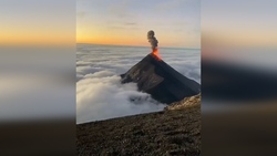 لحظه فوران آتشفشان سینابونگ در اندونزی + فیلم