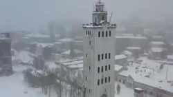 سقوط ناگهانی یخ و برف در یک قدمی زن روسی + فیلم