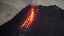 لحظه فوران آتشفشان سینابونگ در اندونزی + فیلم