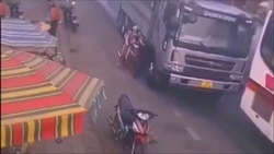 تصادف وحشتناک کامیون در چهارراه به دلیل خواب آلودگی راننده + فیلم