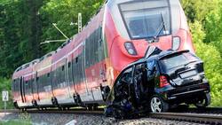 تصاویری از تصادف مرگبار دو قطار مسافربری در پاکستان