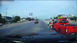 کله معلق زدن موتورسوار زن پس از تصادف با ون + فیلم