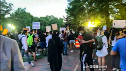 آتش زدن پرچم آمریکا توسط معترضان در پورتلند + فیلم