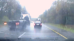 تصادف مرگبار یک خودروی سواری با دو کامیون + فیلم