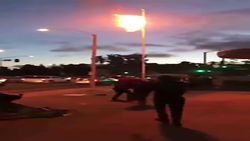 آتش زدن خودروهای لوکس در اوکلند به دست معترضان به قتل یک سیاه پوست + فیلم