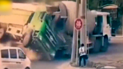 متلاشی شدن خودروی سواری، بر اثر ترمز بریدن یک کامیون + فیلم