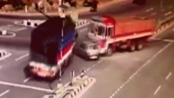 تصادف مرگبار یک خودروی سواری با دو کامیون + فیلم