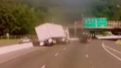 واژگونی پیاپی یک خودرو در بزرگراه، عاقبت خواب آلودگی راننده تریلی + فیلم