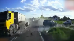 واژگون شدن یک کامیون پس از تصادف شدید با ۲ خودرو + فیلم