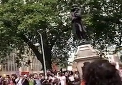 پلمب مجسمه چرچیل از ترس سرنگونی توسط مردم معترض به نژادپرستی + فیلم