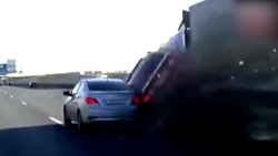 تصادف مرگبار دو خودروی شاسی بلند در بزرگراه + فیلم