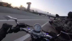 شلیک شدن موتورسوار پس از برخورد شدید به  خودروی سواری + فیلم