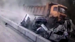 تصادف مرگبار خودروی سواری با یک دستگاه کامیون + فیلم