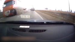 تصادف عجیب یک خودروی سواری در بزرگراه + فیلم