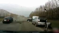 حرکت عجیب راننده خودرو بعد از تصادف با موتور سیکلت + فیلم