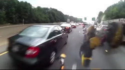 تصادف شدید دو خودروی سواری در یک بزرگراه + فیلم