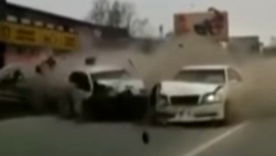 تصادف عجیب یک خودروی سواری در بزرگراه + فیلم