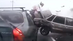 تصادف وحشتناک ۲ خودرو در یک خیابان + فیلم