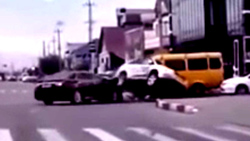 تصادف شدید ۲ کامیون و یک خودروی سواری در بزرگراه + فیلم