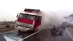 تصادف مرگبار یک دستگاه تریلی با خودروی شاسی بلند + فیلم