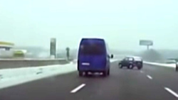 برخورد وحشتناک تریلی با خودروی سواری در یک تقاطع + فیلم