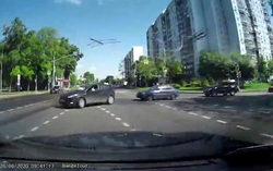 فرار میلیمتری یک زن از تصادف با خودرو + فیلم